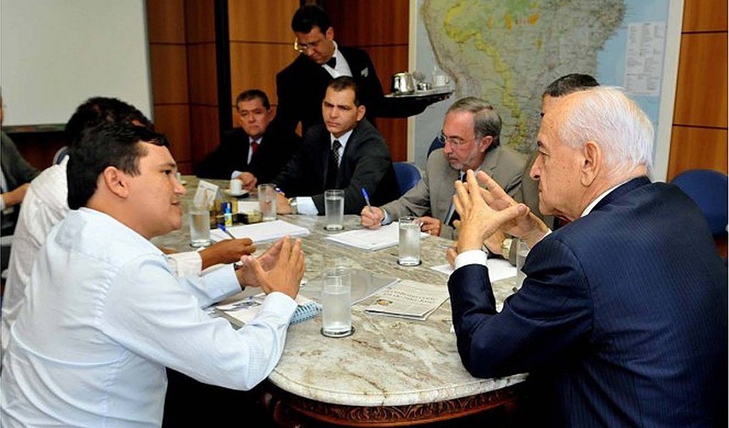 Ministro do Trabalho, Manoel Dias se comprometeu a agendar reunião com os ministros da Fazenda e da Secretaria-Geral da Presidência da República; trabalhadores organizam protestos e assembleia para quarta-feira; corte atinge mais de mil trabalhadores e, segundo a montadora, é "irreversível"