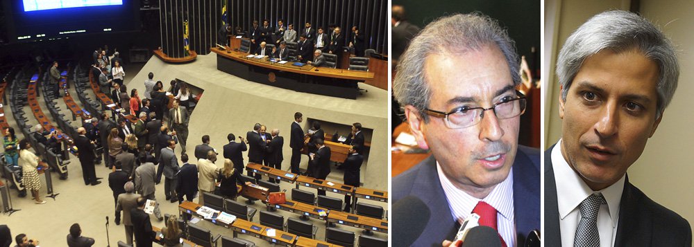 Depois de um mês de muita tensão nas relações entre o PMDB e o governo na Câmara, com a formação, inclusive, de um blocão de insatisfeitos que votou contra o Planalto, o partido do vice-presidente Michel Temer optou por dar uma trégua e, após negociações, votou pela aprovação do Marco Civil da internet; o líder do PMDB, Eduardo Cunha, que liderou a rebelião, já havia declarado mais cedo nesta terça (25) que a bancada do partido votaria favoravelmente à proposta; segundo ele, o partido mudou de posição em virtude das mudanças realizadas no texto pelo relator da proposta, Alessandro Molon (PT); matéria foi aprovada em votação simbólica e será encaminhada para o Senado