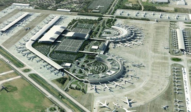 A concessionária que assumirá amanhã (12) o controle do Aeroporto Internacional do Rio de Janeiro/Galeão-Antonio Carlos Jobim anunciou que pretende dobrar o número de pontes de embarque do local até 2016, acrescentando ao Terminal 2 uma área chamada Píer Sul, com 26 pontes de embarque; No futuro, outra área que receberá um pátio de aeronaves até 2016 também deve ganhar pontes de embarque, ganhando o nome de Píer Norte