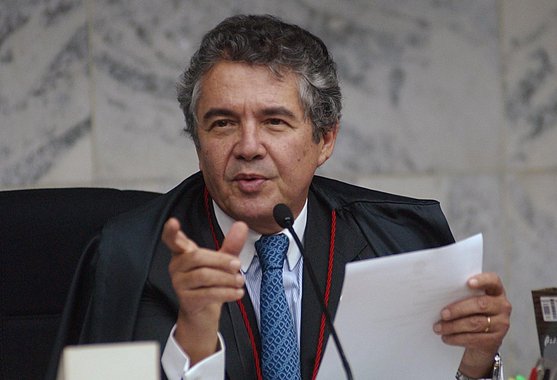 Presidente do Tribunal Superior Eleitoral, o ministro Marco Aurélio Mello comenta o debate sobre a obrigatoriedade do voto, no ano que será marcado por eleições para presidente, governadores, senadores e deputados; "Já demonstrei apoio à extensão do voto facultativo a todos os eleitores. Reconheço que, para tanto, o Brasil precisa de maturação educacional, cívica e social", diz ele; Mello afirma, ainda, que a Justiça Eleitoral punirá candidatos que abusem do poder econômico