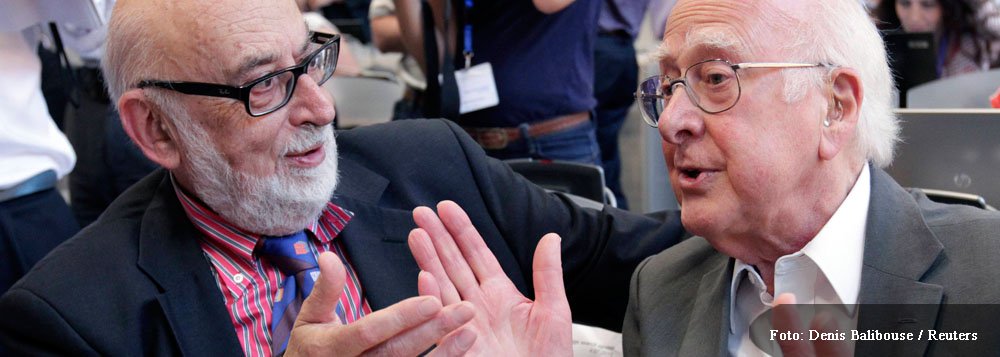 Os cientistas Peter Higgs e François Englert eram favoritos para dividir o prêmio de 8 milhões de coroas suecas (1,25 milhão de dólares); eles ganharam o Nobel por preverem a existência do bóson de Higgs, a partícula-chave para explicar por que a matéria elementar tem massa