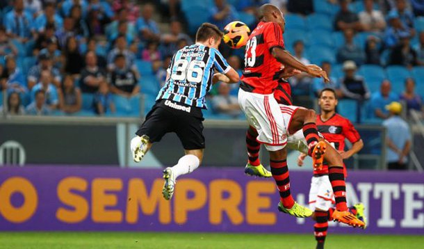 Com um gol sofrido nos minutos finais, o Flamengo foi derrotado em Porto Alegre por 2x1; em 12° lugar no Brasileirão, o rubro-negro carioca volta suas atenções agora para a primeira partida da final da Copa do Brasil, contra Atlético-PR em Curitiba