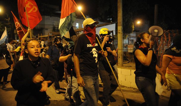 Sindicato dos Jornalistas do Rio de Janeiro se reúne nesta segunda-feira com um advogado para analisar que medida deverá ser tomada pela entidade após a prisão da jornalista Vera Araújo, do jornal O Globo, quando tentava filmar um torcedor detido por policiais militares por estar urinando na rua
