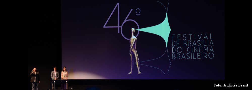 Além do público que tem lotado o Cine Brasília nos últimos dias e das equipes dos filmes participantes da mostra competitiva do 46º Festival de Brasília do Cinema Brasileiro, quatro mulheres estão lá todos os dias, com uma função muito específica, a de decidir qual filme da competição ganhará um contrato de direito de exibição no valor de R$ 50 miil; Samantha Ribeiro, Sahada Luedy, Indira Amaral e Berenice Mendes trabalham na Empresa Brasil de Comunicação e são juradas do Prêmio TV Brasil de Exibição