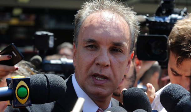 Jonas Tadeu Nunes, que defende Fábio Raposo, investigado pela morte do cinegrafista Santiago Andrade, quer descaracterizar a tese de homicídio na defesa de seu cliente; "Para nós, houve uma lesão corporal gravíssima seguida de morte. Não há homicídio porque não existiu a vontade livre e consciente de acender isso [o rojão] para atingir o jornalista"