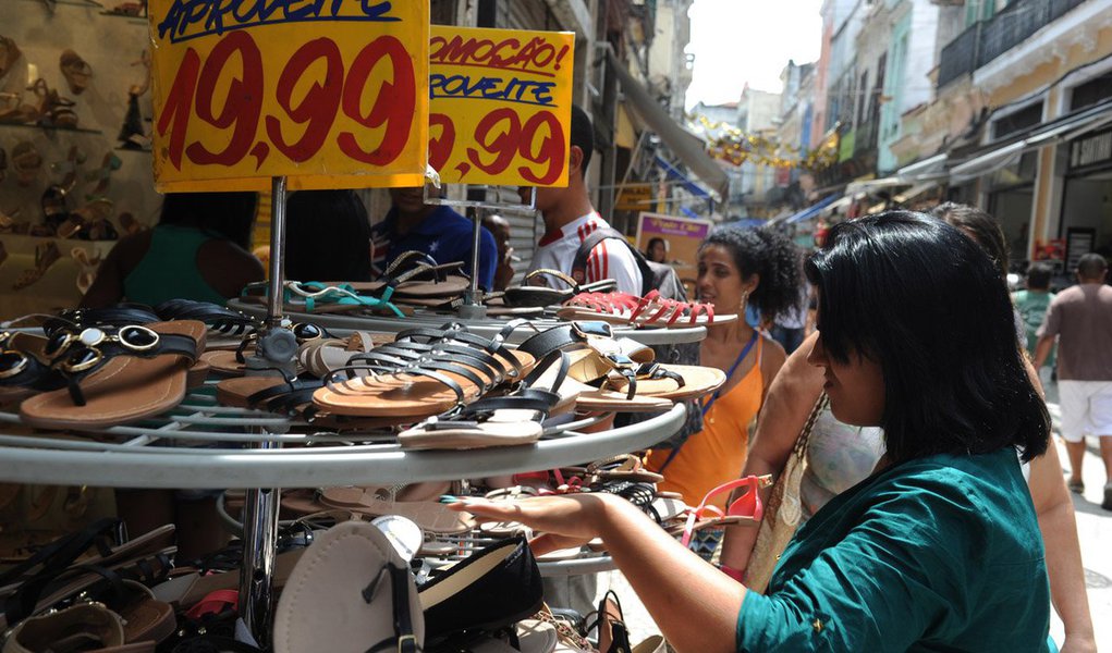 As vendas do comércio lojista da cidade do Rio aumentaram 2,4% em junho em relação ao mesmo mês do ano passado, fechando com a menor expansão no varejo carioca dos últimos oito anos; os dados são da pesquisa Termômetro de Vendas divulgada mensalmente pelo CDL-Rio