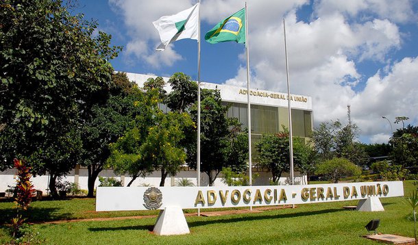 Advocacia-Geral da União (AGU) pediu nesta segunda (14) ao Tribunal de Contas da União que investigue a quebra de sigilo do processo que apura os negócios da Petrobras na compra da Refinaria de Pasadena, nos Estados Unidos; a AGU pede que a Polícia Federal seja acionada para apurar o vazamento de dados do processo