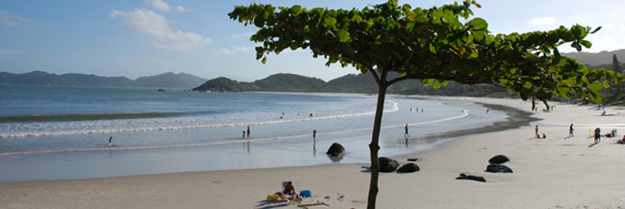 Localizada num dos mais bonitos recantos do litoral brasileiro, Bombinhas tem tudo para agradar a gregos e troianos, argentinos e brasileiros. Nosso repórter foi lá conferir