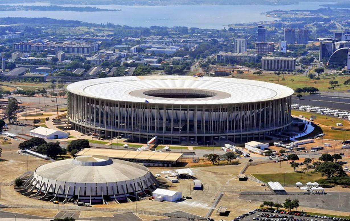 Eixo Monumental sediará, neste sábado, o Circuito Brasília de Corrida de Rua 2014; prova começa às 19h, com largada na Praça do Buriti; serão fechadas três faixas de rolamento à esquerda para a utilização dos corredores no trecho entre a Praça do Buriti e o viaduto da EPIA; também neste sábado acontece, a partir das 16h, o evento Samba Brasília 2014 na área externa do Estádio Mané Garrincha
