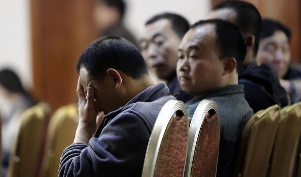 A busca submarina pelo vôo MH370 da Malaysia Airlines, concentrada em uma área circular de dez quilômetros no leito do oceano, pode ser finalizada em uma semana, disseram autoridades australianas neste sábado; um veículo não tripulado submarino de grande profundidade da marinha está percorrendo um trecho remoto do leito do Oceano Índico em busca de sinais do avião, que desapareceu dos radares em 8 de março com 239 pessoas a bordo