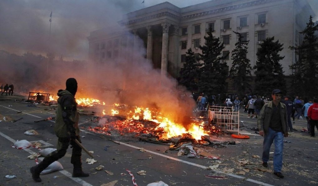 Agência de classificação de risco Standard &amp; Poor's ressalta que o atual rating "CCC" já indica o perigo claro e presente de default; a Rússia já anexou a região ucraniana da Crimeia e as tensões estão crescendo em outras partes do país; pelo menos 42 pessoas foram mortas na sexta-feira em combates entre manifestantes pró e contra a Rússia na cidade portuária de Odessa, no Mar Negro