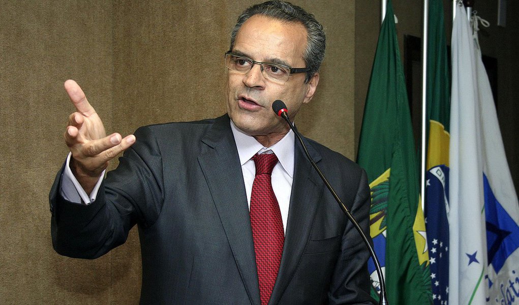 Presidente da Câmara dos Deputado (PMDB-RN) contratou produtora para gravar seus pronunciamentos em cadeia nacional de TV em outubro e dezembro de 2013, sem licitação; empresa é de Adriano de Sousa, sócio de Cassiano Arruda e Arturo Arruda - pai e irmão da mulher de Alves