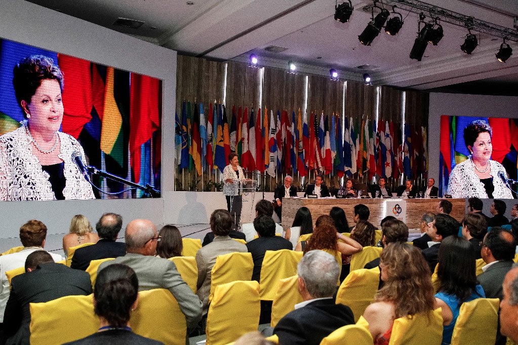 Presidente Dilma Rousseff afirmou neste sábado (29), durante sessão inaugural da Reunião Anual da Assembleia de Governadores do BID, que acontece na Costa do Sauípe, na Bahia, que "a realidade desmentirá julgamentos apressados e conclusões precipitadas sobre a economia brasileira"; numa espécie de resposta ao rebaixamento da nota do Brasil pela agência de risco Standard &amp; Poor's; "Todos sabemos que, em economia, a realidade sempre se impõe. Em alguns momentos, expectativas, especulações, avaliações subjetivas e até mesmo interesses políticos podem obscurecer a visão objetiva dos fatos", afirmou