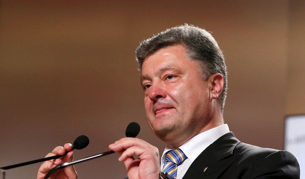 "Trata-se de um dia histórico para o meu país, o mais importante desde a independência em 1991", declarou o presidente ucraniano, Petro Porochenko, ao selar aproximação política e econômica com a UE; acordo oferece "perspectiva completamente nova para o país”, disse ele, elogiando a “solidariedade” demonstrada pelo bloco dos 28 no quadro da crise ucraniana; a Rússia alertou “para as sérias consequências” dos acordos de associação