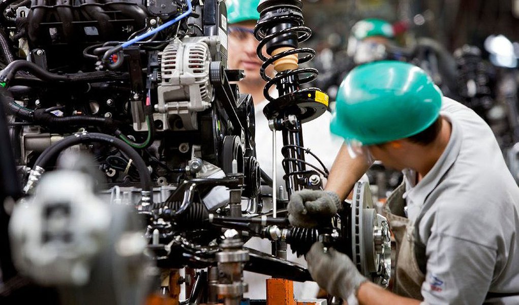 Por outro lado, na comparação com julho de 2012, houve alta de 2%, de acordo com dados divulgados pelo IBGE nesta terça-feira; em comparação com junho, as quatro categorias de uso da indústria tiveram recuo na produção