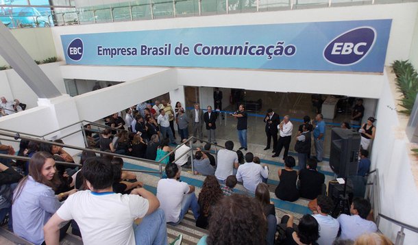 Funcionários da Empresa Brasil de Comunicação rejeitaram a proposta apresentada como a última possível pela empresa, de reajuste de 5,86%, e decidiram levar à direção uma contraproposta; a EBC, responsável pela Agência Brasil, além de emissoras de rádio e televisão, mantém por enquanto a decisão de resolver o impasse no TST