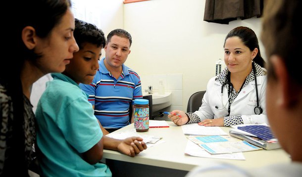 Dos 34 profissionais que atuarão no Distrito Federal pelo programa "Mais Médicos", 27 receberam os registros junto ao Ministério da Saúde e poderão iniciar o atendimento à população a partir de amanhã (12); outros sete médicos ainda aguardam a liberação, que deverá sair nos próximos dias, para começar a exercer a medicina no Brasil