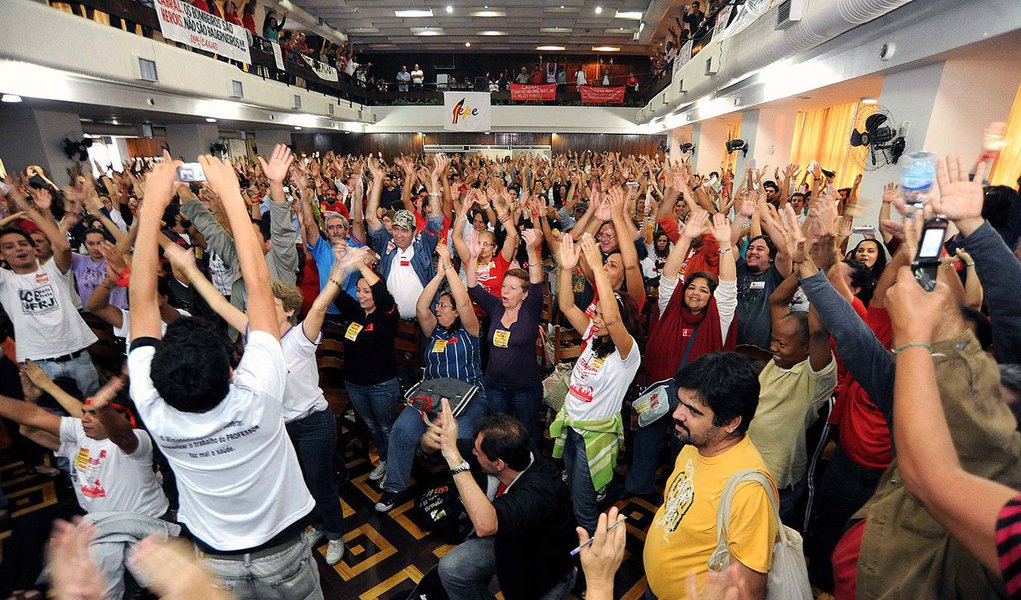 Decisão foi tomada nesta quarta-feira 7, em assembleia da categoria, no Clube Municipal, na Tijuca; paralisação atinge profissionais das redes estadual e municipal do Rio de Janeiro; a secretaria estadual de Educação lamentou a decisão que vai prejudicar os alunos