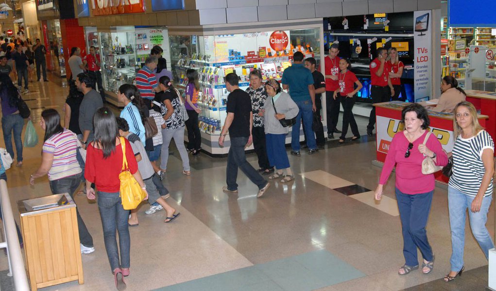 Na avaliação da Confederação Nacional do Comércio de Bens, Serviços e Turismo (CNC) a persistência inflacionária e o crédito mais caro continuaram a influenciar a decisão do consumo