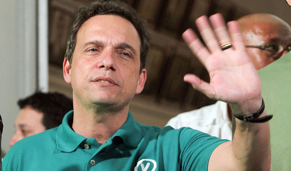 De acordo com o Instituto UP Pesquisa e Marketing, 10% avaliam o Governo de Dr. Aluízio como "Ótimo", 43% "Bom" e 23%, "Regular"; mais abaixo estão aqueles que classificam a atual gestão como "Ruim", com 17%, e "Péssimo", com 3%; segundo os dados de 45 prefeitos do Estado, Dr. Aluízio aparece com um dos melhores índices de aprovação da região