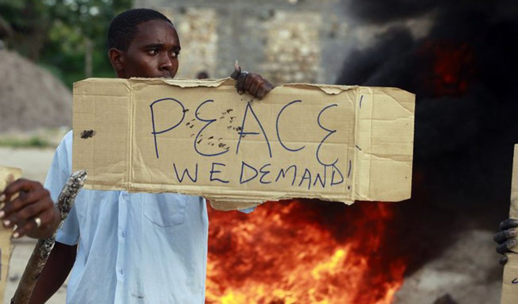 "No que for possível, pede-se aos quenianos para verem os jogos da Copa do Mundo no conforto de suas casas, em vez de áreas lotadas, abertas e desprotegidas", disse o Ministério do Interior em comunicado; no domingo, homens armados entraram na cidade costeira de Mpeketoni, perto da ilha turística de Lamu, e massacraram cerca de 50 pessoas; ataque ocorreu enquanto muitas pessoas viam jogo do Mundial em hotéis e cafés