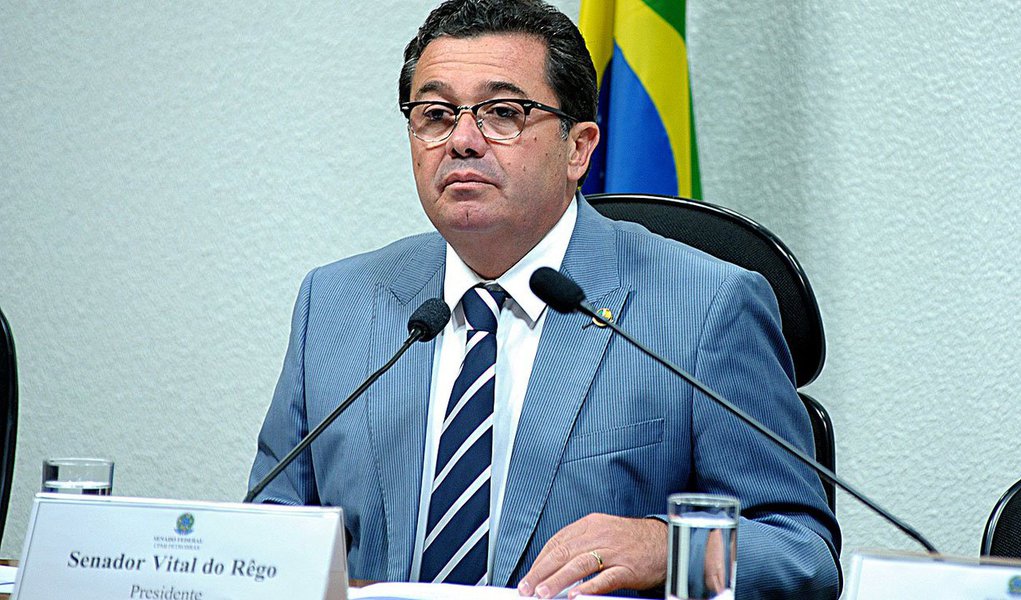 Presidente da Comissão Parlamentar Mista de Inquérito (CPI mista) da Petrobras, o senador Vital do Rêgo (PMDB-PB) diz que há muita coisa para ser esclarecida com relação aos quatro eixos das CPIs: compra da refinaria de Pasadena, indícios de pagamento de propina a funcionários da estatal pela companhia holandesa SBM Offshore, denúncias de plataformas lançadas ao mar sem equipamentos de segurança e indícios de superfaturamento na construção de refinarias