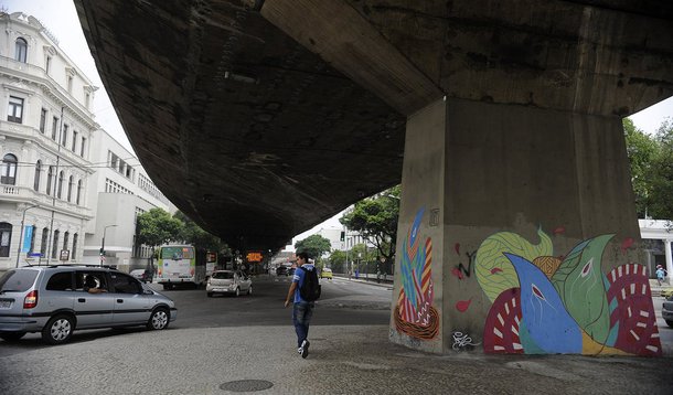 A Prefeitura do Rio vai implodir, do dia 20 de abril, domingo de Páscoa, um trecho de 300 m do viaduto da Perimetral, na altura da Praça Mauá; em novembro de 2013, foi implodido o primeiro trecho de 1.050 m entre as ruas Professor Pereira Reis e Silvino Montenegro; em fevereiro, começou a segunda etapa do processo de remoção da Perimetral com a retirada dos 1.163 m por demolição a frio (desmonte) da Praça Mauá à Avenida General Justo