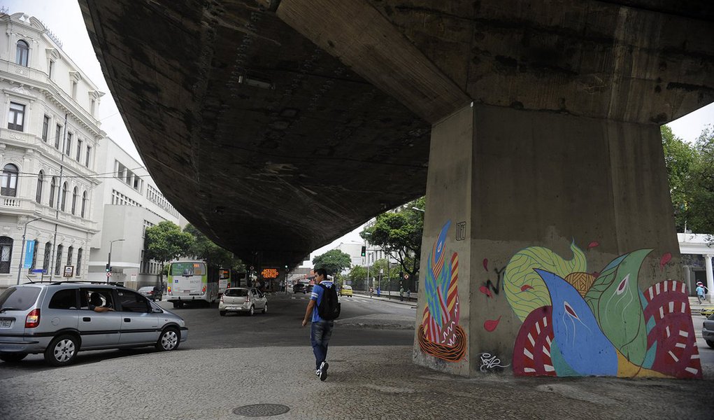 A Prefeitura do Rio vai implodir, do dia 20 de abril, domingo de Páscoa, um trecho de 300 m do viaduto da Perimetral, na altura da Praça Mauá; em novembro de 2013, foi implodido o primeiro trecho de 1.050 m entre as ruas Professor Pereira Reis e Silvino Montenegro; em fevereiro, começou a segunda etapa do processo de remoção da Perimetral com a retirada dos 1.163 m por demolição a frio (desmonte) da Praça Mauá à Avenida General Justo
