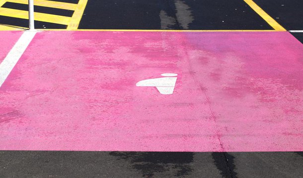 Segundo a Associação Comercial do Distrito Federal, a implantação desta medida traria dificuldades aos comerciantes e a própria população, com a pouca oferta de estacionamento em Brasília