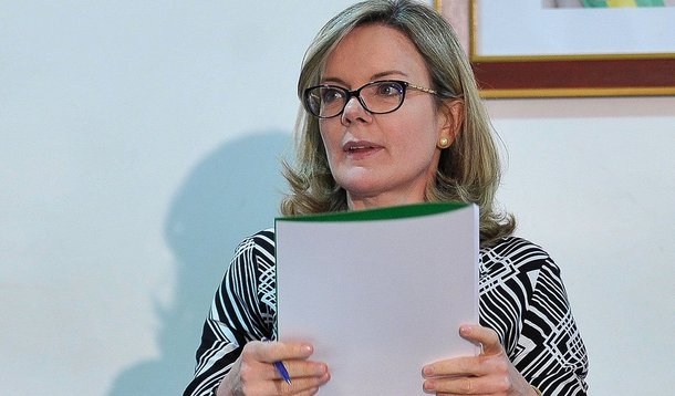 A ministra-chefe da Casa Civil, Gleisi Hoffmann, disse que concessão dos aeroportos do Brasil será mantida no modelo atual, com a participação de 49% nos consórcios da estatal Infraero; "Foi uma opção que nós fizemos para a sustentabilidade da Infraero, porque nem todos os aeroportos são passíveis de concessão, são sustentáveis", declarou