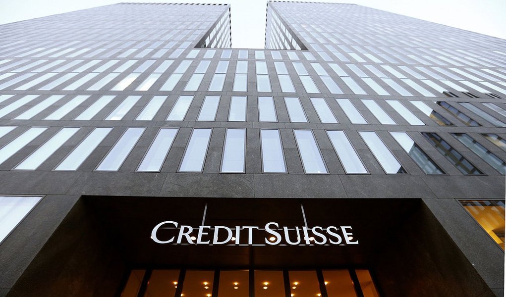 Banco suíço acertou o pagamento por ajudar norte-americanos a sonegar impostos; a admissão de culpa do banco resolve sua antiga disputa com os EUA sobre evasão fiscal, mas pode ter implicações para os seus clientes e as instituições que fazem negócios com o grupo