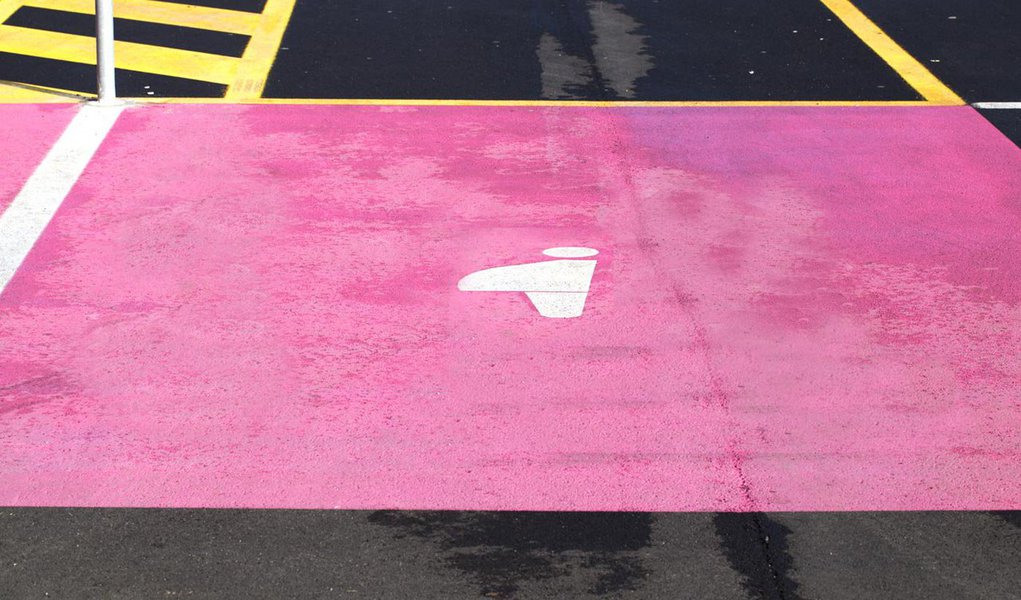 Segundo a Associação Comercial do Distrito Federal, a implantação desta medida traria dificuldades aos comerciantes e a própria população, com a pouca oferta de estacionamento em Brasília