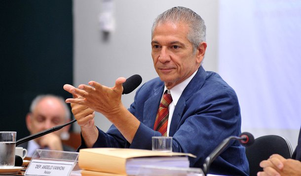 O deputado federal Ângelo Vanhoni (PT-PR), relator do Plano Nacional da Educação, afirmou que irá apresentar uma redação que permita a aprovação do texto do PNE por consenso; "Os 10% do PIB serão investidos na escola pública brasileira e não na educação como um todo como definiu o Senado. Queremos que os recursos públicos garantam a inclusão de todas as crianças e jovens em uma educação gratuita e de qualidade", defendeu o parlamentar