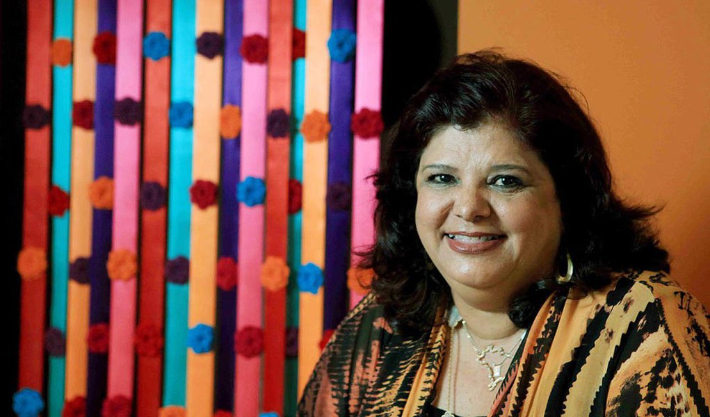 Presidente da rede Magazine Luiza afirma não ter medo de parecer garota propaganda do governo da presidente Dilma Rousseff; "Prefiro ver o copo meio cheio a meio vazio", diz ela; direto ao ponto, Luiza Helena Trajano dá seu recado aos colegas empresários que têm reclamado da política econômica: "Está tão ruim? Então, vende o negócio e muda de País", ironiza; que tal?