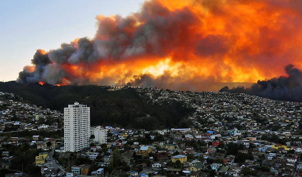 Um incêndio de grande proporções deixou ao menos 11 mortos e mais de 500 casa destruídas na cidade portuária chilena de Valparaíso, enquanto os bombeiros tentavam combater o fogo que arrasou áreas da cidade e obrigou milhares de pessoas a desocupar suas casas; a presidente do Chile, Michelle Bachelet, declarou estado de catástrofe e viajou ao local