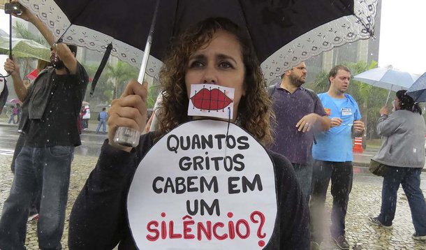 Professores das redes municipal e estadual do Rio de Janeiro realizaram uma panfletagem em Copacabana; eles seguiram da Praça Cardeal Arcoverde para o hotel Copacabana Palace coletando assinaturas para um abaixo assinado que pede que o governo volte atrás nas demissões ocorridas devido à paralisação; a categoria está em greve desde o dia 12 de maio