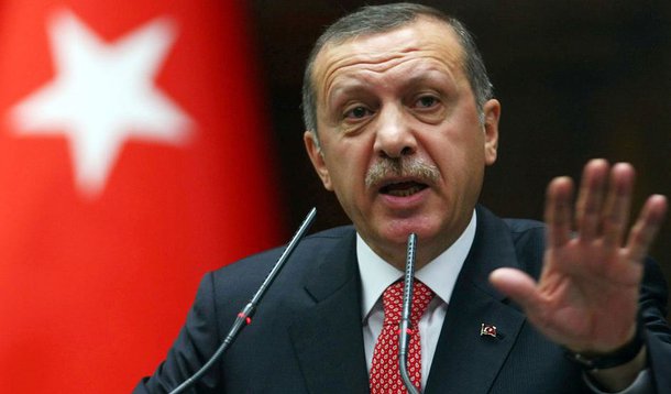 Demissões aconteceram nesta madrugada, no âmbito de um vasto escândalo que envolve aliados políticos do primeiro-ministro Recep Erdogan; medida é adotada no momento em que o Executivo tenta conter um escândalo de corrupção que atingiu o alto escalão do governo, com dez ministros de Estado substituídos