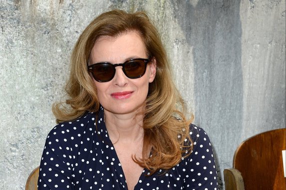 A primeira-dama francesa, Valerie Trierweiler, foi hospitalizada em Paris na sequência de revelações sobre um affaire entre o presidente François Hollande e uma atriz, disse a mídia da França neste domingo