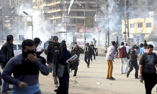 Conselho de Ministros do Egito declarou hoje (25) a Irmandade Muçulmana como "grupo e organização terrorista", anunciou o vice-primeiro-ministro Hosam Isa, citado pela agência estatal Mena; o governo acusou o grupo, do qual faz parte o presidente destituído, Mohamed Mursi, de ser responsável pelo ataque suicida de terça-feira (24) a uma esquadra da polícia; no ataque, 15 pessoas morreram e 134 ficaram feridas na cidade de Mansura