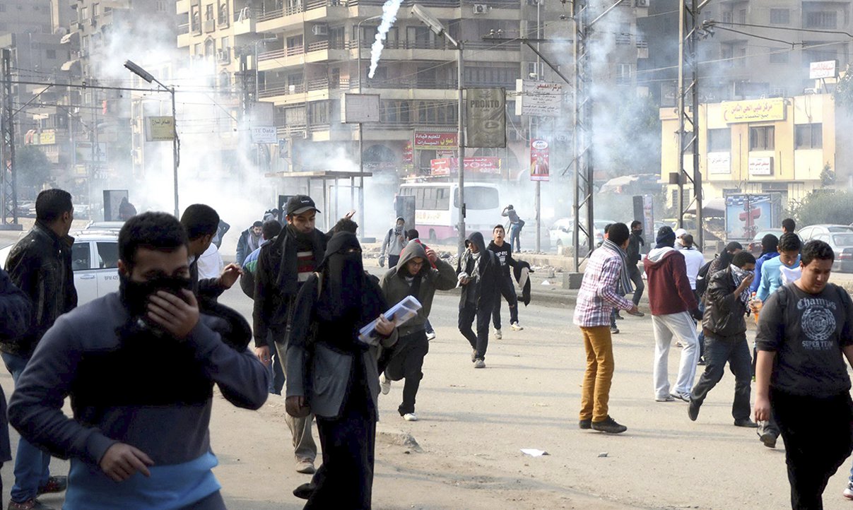 Conselho de Ministros do Egito declarou hoje (25) a Irmandade Muçulmana como "grupo e organização terrorista", anunciou o vice-primeiro-ministro Hosam Isa, citado pela agência estatal Mena; o governo acusou o grupo, do qual faz parte o presidente destituído, Mohamed Mursi, de ser responsável pelo ataque suicida de terça-feira (24) a uma esquadra da polícia; no ataque, 15 pessoas morreram e 134 ficaram feridas na cidade de Mansura
