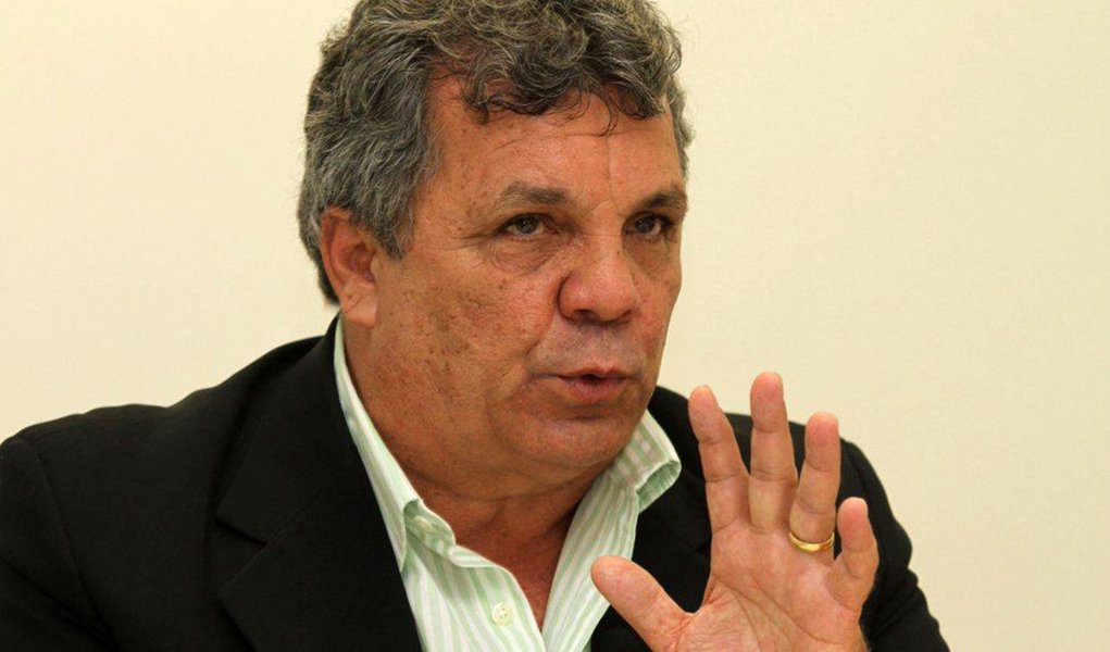 Por maioria de votos, a 1ª Turma Criminal do Tribunal de Justiça do Distrito Federal e Territórios (TJDFT) manteve a condenação do político pelo crime de porte ilegal de arma de fogo e de munições de uso restrito. O presidente do DEM no DF foi condenado a 4 anos de reclusão, em regime aberto, e pagamento de 50 dias-multa, no valor diário de um salário mínimo. Como a decisão colegiada não foi unânime, ainda cabe recurso 