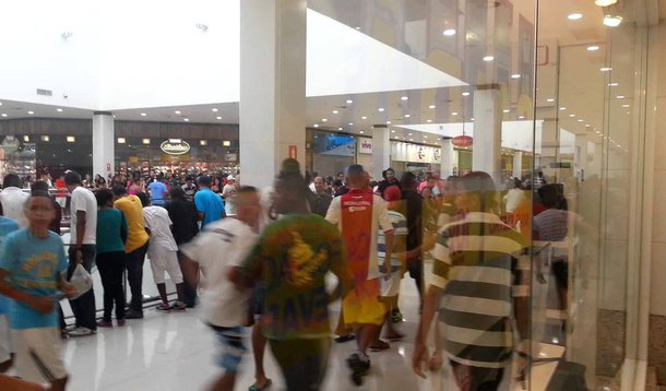 Pedido de liminar foi feito pelo Fashion Mall S.A. e pelo Condomínio Edifício Plaza Shopping à Justiça de Niterói e tinha o objetivo de impedir a ocorrência dos "rolezinhos" no centro comercial; enquanto os autores da ação dizem que o movimento promove tumultos, o Judicário alegou que o direito de ir e vir e de livre manifestação são garantias previstas na Constituição Federal