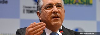 Ministro levanta a bandeira da importância do atendimento preventivo, ressalta novos investimentos em infraestrutura pelo governo Dilma e rebate críticas ao Mais Médicos: “o profissional estrangeiro não vai disputar o mercado de trabalho com o médico brasileiro. Vai fazer atenção básica em lugares onde não tem médico”