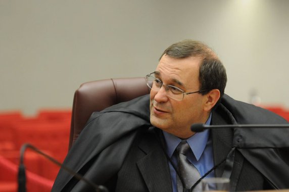 Aplicação de penas alternativas para tornar o Judiciário efetivo e a manutenção da maioridade penal em 18 anos foram defendidas pelo ministro do STJ, ministro Sebastião Reis Júnior; “Reduzir a maioridade não vai resolver problema nenhum. O grande problema é a falta de preparo do Estado em dar educação e uma perspectiva de vida aos menores carentes. O Estado se omite e o crime é o caminho que acaba sendo escolhido", disse 