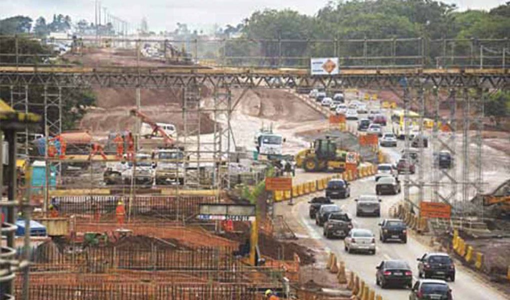 Segundo o jornal Correio Braziliense, novo sistema prevê a passagem de ônibus articulados pelo Eixão Sul. Em testes, a mudança resultou em atraso de 4 minutos na viagem. Na Rodoviária, uma subestação de vidro será construída, mudando o cenário tombado 