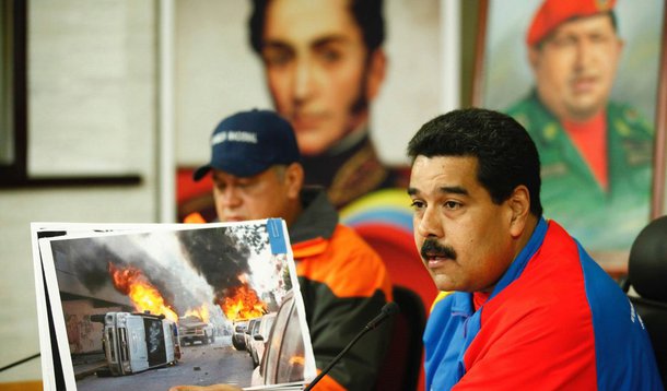 Presidente venezuelano alega que  o governo dos Estados Unidos deu “luz verde” a um plano para retirá-lo do poder: “Ainda que neguem umas mil vezes, sei que isso aconteceu”; a suposta conspiração para rachar a América Latina teria as participações dos presidentes da Colômbia, Juan Manuel Santos, do Chile, Sebastián Piñera, e do Panamá, Ricardo Martinelli; veiculos de mídia internacional, como a CNN, Telemundo, Univision e Fox New, “veiculam a imagem de que o país está à beira de uma guerra civil”, acusa