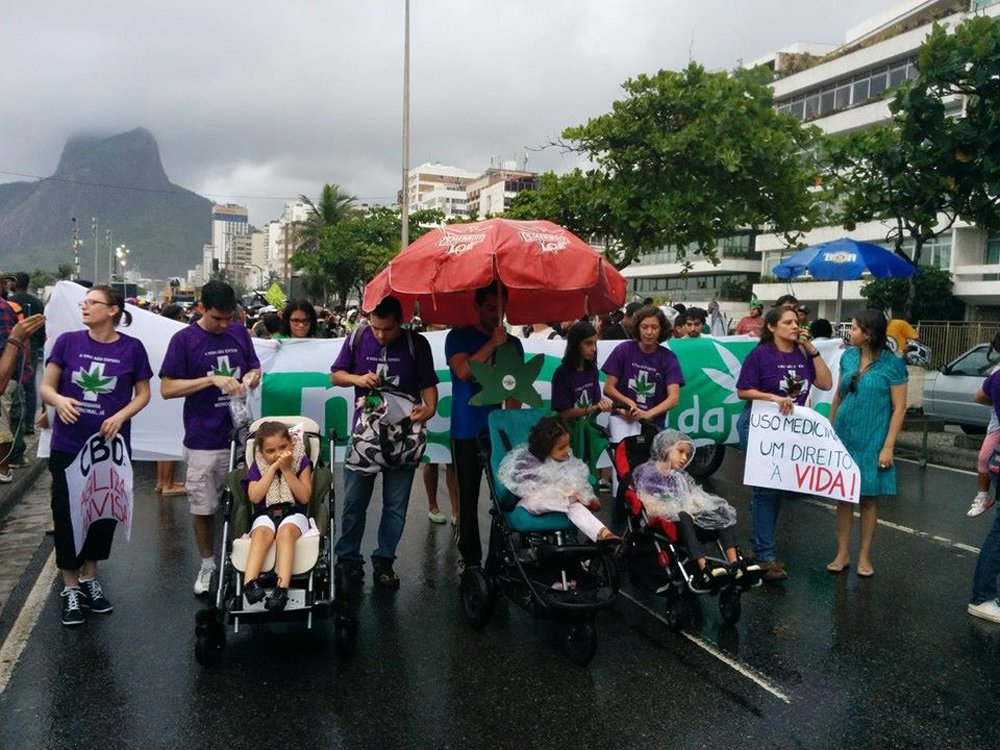 A organização espera que entre 15 mil e 20 mil pessoas participem da manifestação, que acontece neste sábado, 10, e este ano terá uma ala de pais que lutam na Justiça pelo direito dos filhos com doenças graves de terem acesso à planta Cannabis Sativa para fins medicinais; com cartazes a favor do comércio legalizado da maconha, os manifestantes também criticam a Fifa e a Copa do Mundo; 30 policiais militares acompanham diretamente a manifestação, que seguirá em direção ao Arpoador; usuários defendem que legislação semelhante à do vizinho Uruguai, onde a produção da maconha foi estatizada e o auto cultivo e as cooperativas foram garantidos para consumo próprio 