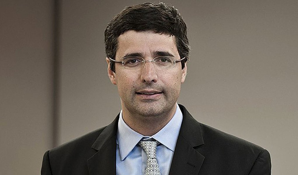 Negócio de venda do banco de André Esteves para suíço UBS, em 2006, está na pauta do Conselho Administrativo de Recursos Fiscais (Carf); apesar de ter provisionado R$ 1,9 milhão para posível confirmação de multa, BTG Pactual pode sofrer autuação de até R$ 2 bilhões, segundo jornal Valor Econômico