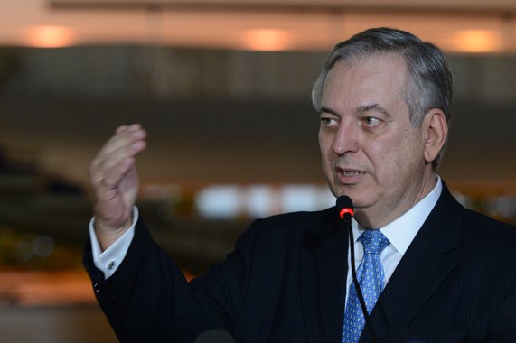 Luiz Alberto Figueiredo Machado disse hoje, na primeira entrevista coletiva depois de tomar posse nas Relações Exteriores, que a decisão sobre o futuro do senador boliviano Roger Pinto Molina está nas mãos da presidenta Dilma; "Os dois governos estão em contato permanente. Portanto, não é uma crise com a Bolívia em si. Há conversas em curso e será feito o que a presidenta determinar"