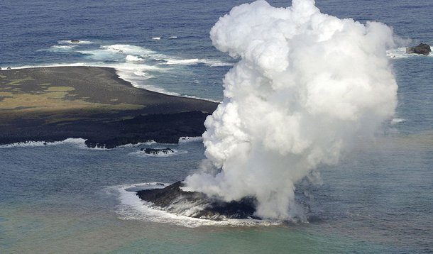 Graças às novas tecnologias de fotografia e vídeo, podemos testemunhar ao vivo e em cores um fenômeno raríssimo do mundo natural: o nascimento de uma nova ilha oceânica provocado por uma erupção vulcânica